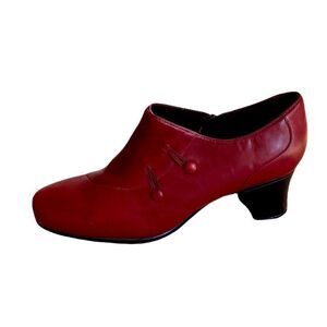 NWOT Clarks Burgundy Side Zip Bootie Size 11W